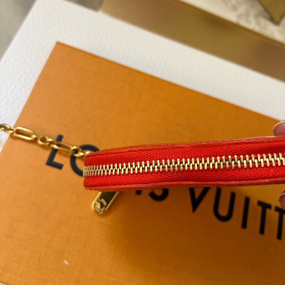 Louis Vuitton Vernis Red Heart pouch with charms - Picture 7 of 11